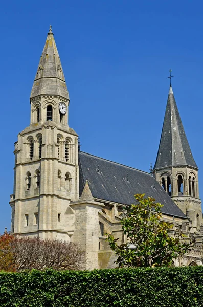 Poissy; Francia - 11 de abril de 2019: la iglesia colegiata en primavera — Foto de Stock
