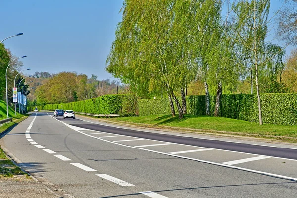 Poissy; Francia - 11 de abril de 2019: carretera cerca del parque Meissonier — Foto de Stock