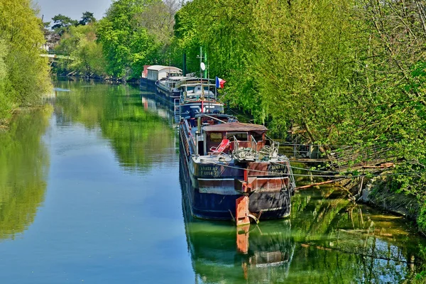 Poissy; France - april 11 2019 : the seine river — Stock Photo, Image