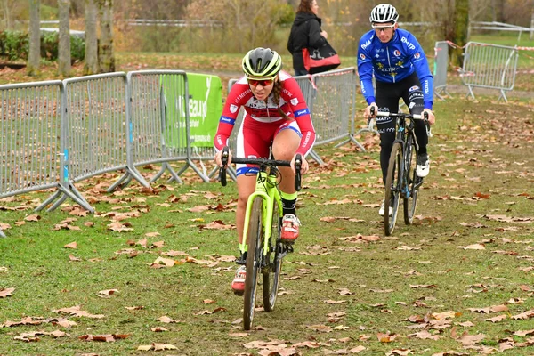 Verneuil sur Seine, Frankrijk - 2 december 2018: cyclo cross — Stockfoto