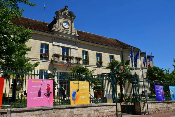 Pontoise , France - june 2 2019 : town hall — Stock Photo, Image