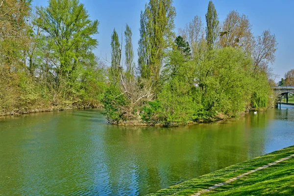 Poissy; Fransa - 11 Nisan 2019 : seine nehir — Stok fotoğraf