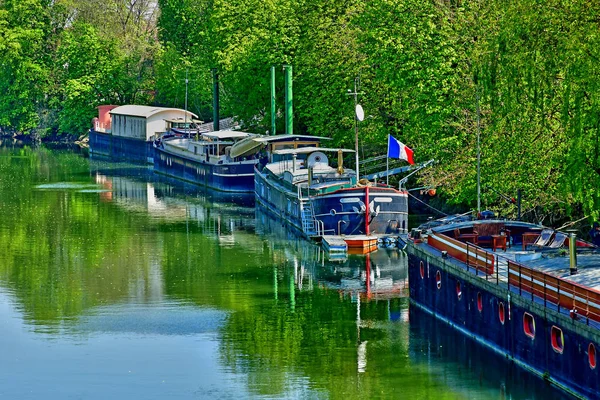 Poissy; France - april 11 2019 : the seine river — Stock Photo, Image