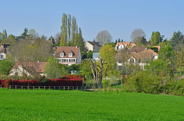 Villennes sur Seine; Francia - 11 de abril de 2019: pequeño pueblo —  Fotos de Stock