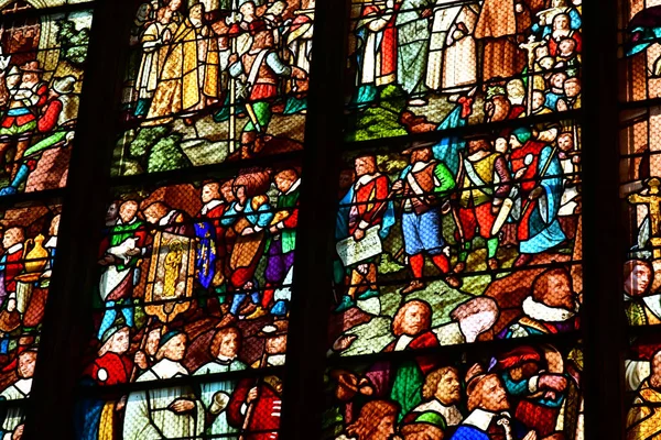 Pontoise, Ranska - kesäkuu 2 2019: Saint Maclou katedraali — kuvapankkivalokuva