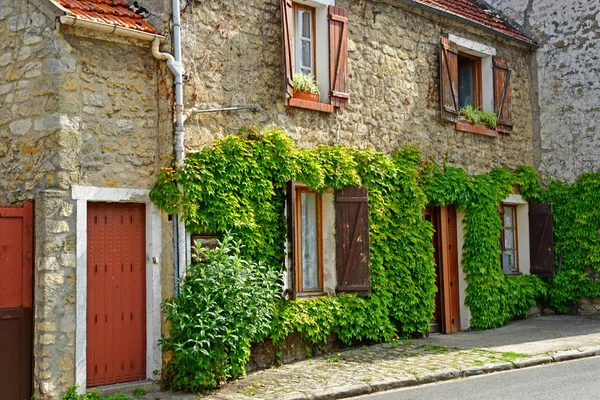 Sagy, Francia - 24 Maggio 2019: centro del paese — Foto Stock