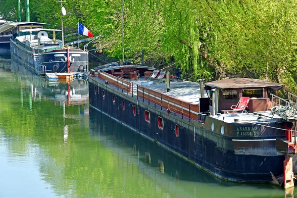 Poissy Frankrike-april 11 2019: floden Seine — Stockfoto