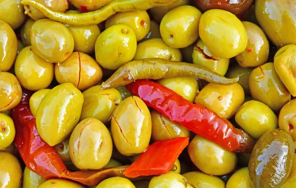 Les Mureaux; Frankrike - juni 2 2019: kryddiga gröna oliver — Stockfoto