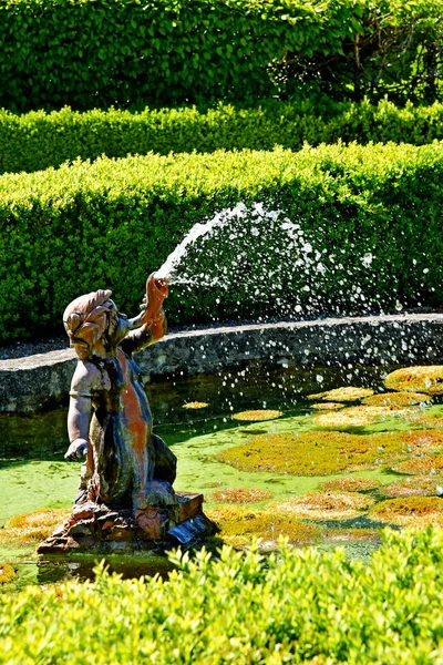 Villarceaux, França - 15 de maio de 2019: castelo histórico — Fotografia de Stock