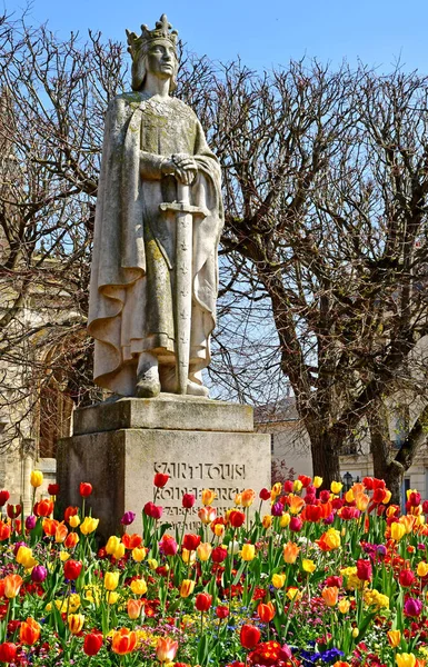 Poissy; France - april 11 2019 :  Saint Louis statue — Stock Photo, Image