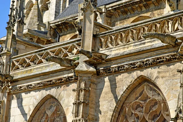 Poissy; Frankreich - 11. April 2019: die Stiftskirche im Frühling — Stockfoto