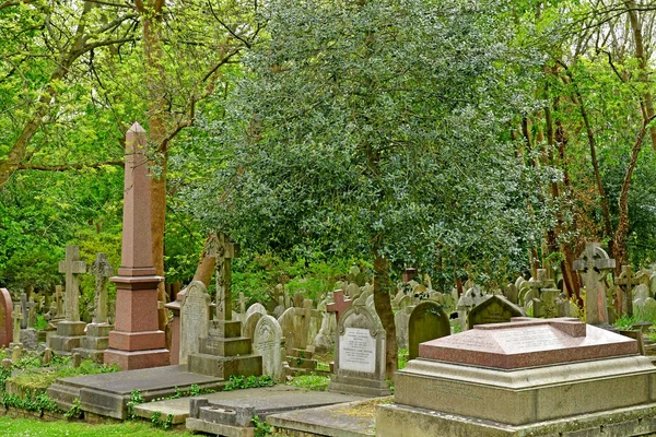 Londýn, Anglie-Květen 6 2019: hřbitov Highgate — Stock fotografie
