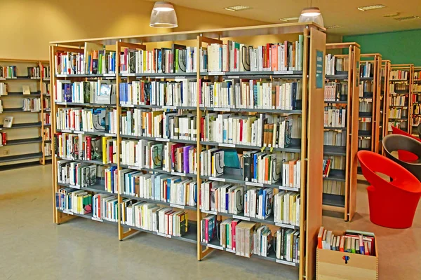 Les Mureaux, Franciaország - 2019. május 18.: multimédiás könyvtár — Stock Fotó