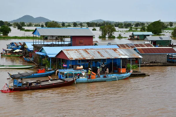 Kampong Chhnang; Reino de Camboya - 22 de agosto de 2018: flotante — Foto de Stock