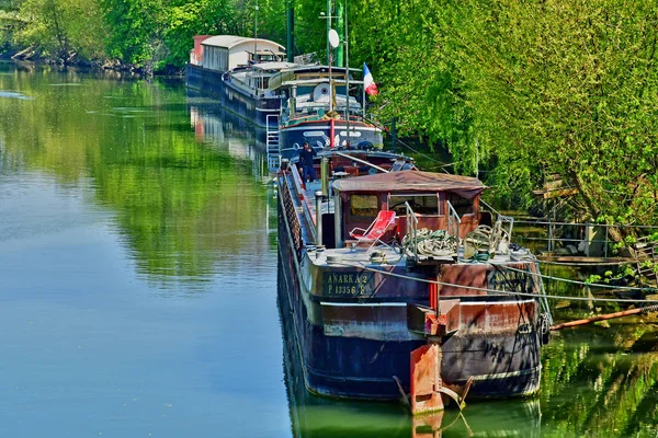 Poissy; Francia - 11 de abril de 2019: el río Sena —  Fotos de Stock