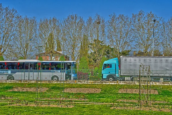 Poissy Franciaország-április 11 2019: út a Meissonier Park közelében — Stock Fotó
