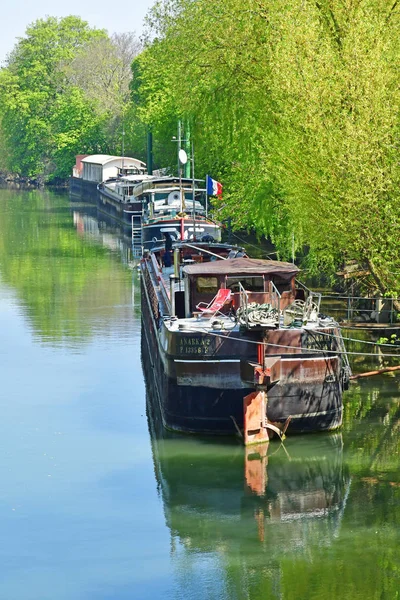 Пуассі Франція-Квітень 11 2019: річка Сени — стокове фото
