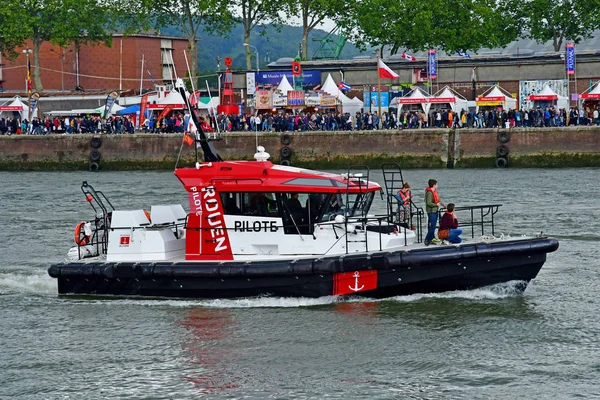 Rouen, Francia - 10 giugno 2019: barca pilota — Foto Stock