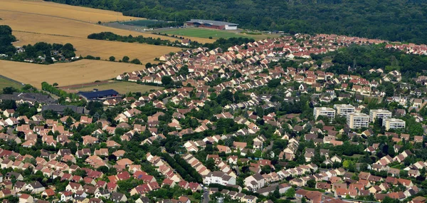 Verneuil sur Seine, França - 7 de julho de 2017: imagem aérea do — Fotografia de Stock