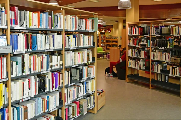 Les Mureaux, Francia - 18 maggio 2019: biblioteca multimediale — Foto Stock