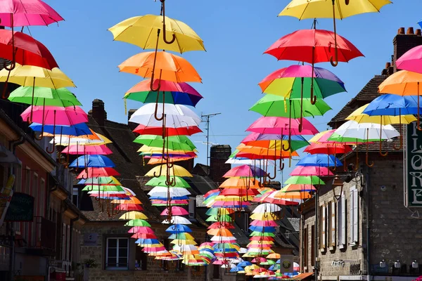 Les Andelys; Frankrijk-juli 2 2019: paraplu's in een straat — Stockfoto