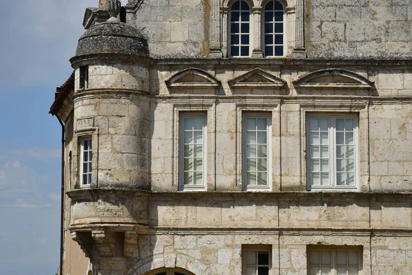 Chateaudun; Francia - 30 giugno 2019: il centro storico della città — Foto Stock