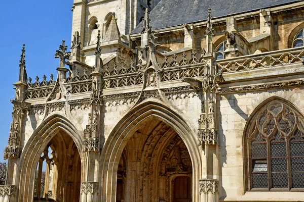 Poissy ; France - 11 avril 2019 : la collégiale au printemps — Photo