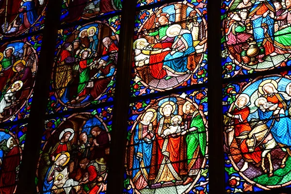 Pontoise, Ranska - kesäkuu 2 2019: Saint Maclou katedraali — kuvapankkivalokuva