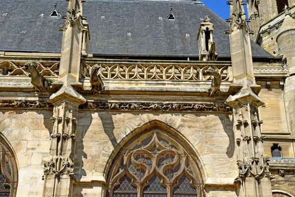 Poissy Frankrijk-april 11 2019: de collegiale kerk in het voorjaar — Stockfoto