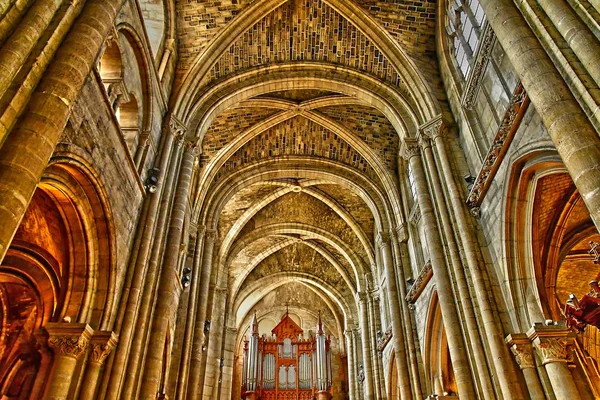 Poissy; Francia - 11 de abril de 2019: la iglesia colegiata en primavera — Foto de Stock