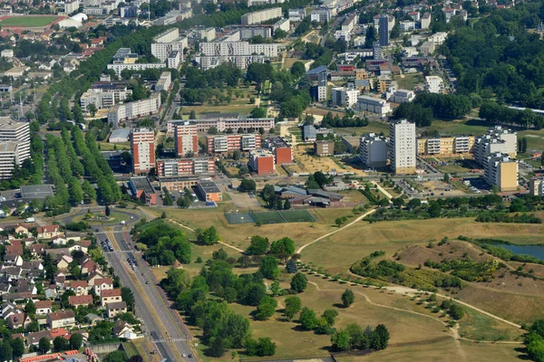 Les Mureaux, Frankrike - july 7 2017: Flyfoto av byen – stockfoto