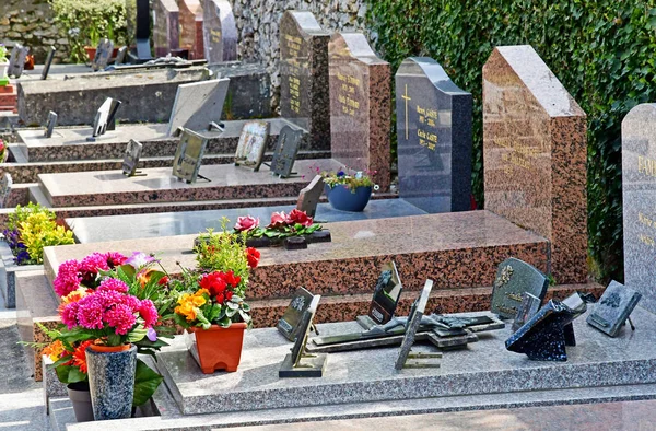 Boisemont , France - april 15 2019 : tomb — Stock Photo, Image