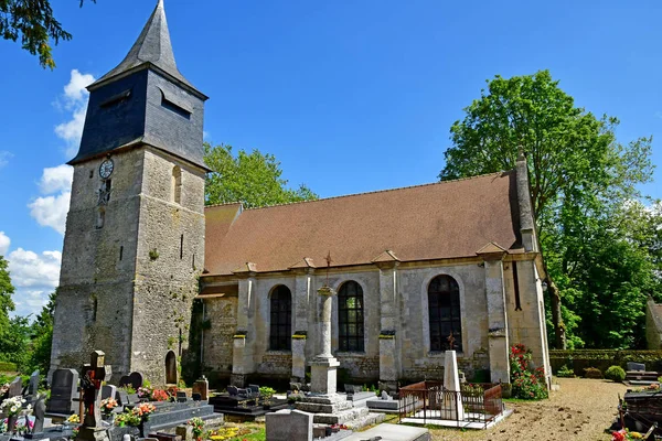 Authevernes, Franciaország-július 10 2019: a Notre Dame-templom — Stock Fotó