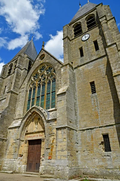 Ecouis, Francia - 10 luglio 2019: la chiesa collegiata costruita tra — Foto Stock