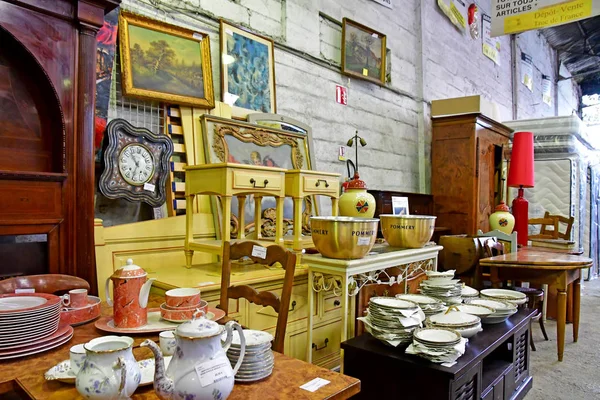 Meulan en Yvelines; Francja - czerwiec 9 2019: bric a brac — Zdjęcie stockowe