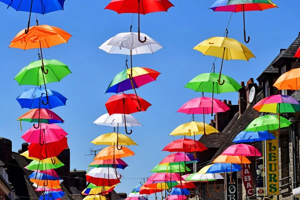 Les Andelys; Francja-Lipiec 2 2019: parasole na ulicy — Zdjęcie stockowe