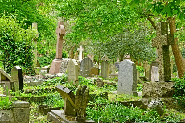 London, England - may 6 2019 : Highgate cemetery — Stock Photo, Image