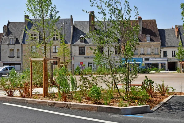 Montoire sur le Loir; França - 30 de junho de 2019: cidade pitoresca em — Fotografia de Stock