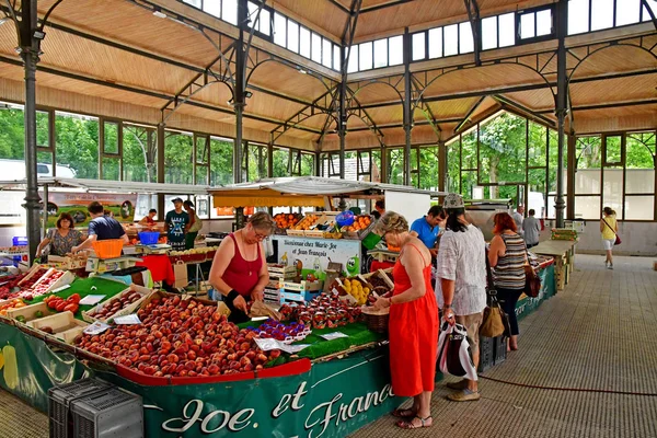 Vendome; Francia - 28 de junio de 2019: mercado cubierto —  Fotos de Stock