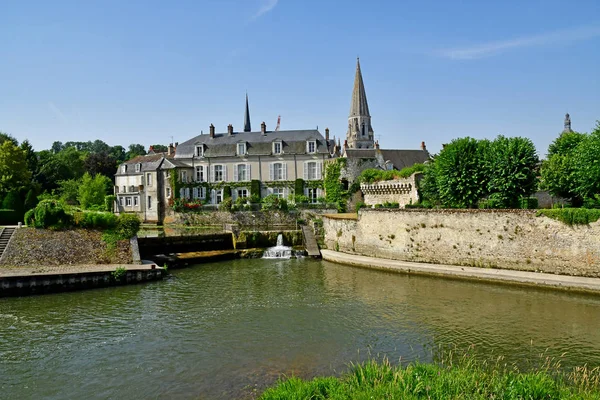 Vendome; Francia - 28 giugno 2019: la pittoresca città vecchia — Foto Stock