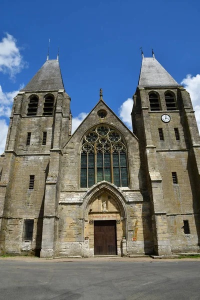 Ecouis, Frankrig 10 juli 2019: den kollegiale kirke bygget mellem - Stock-foto