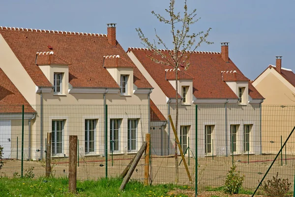 Boisemont, Francja-Kwiecień 15 2019: domy w projekcie mieszkaniowym — Zdjęcie stockowe