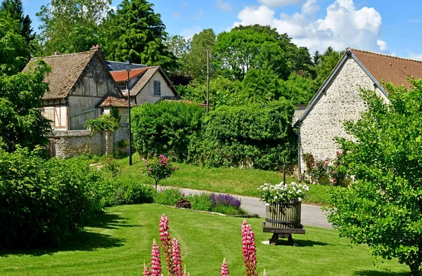 Authevernes, França - 10 de julho de 2019: a pequena aldeia no verão — Fotografia de Stock