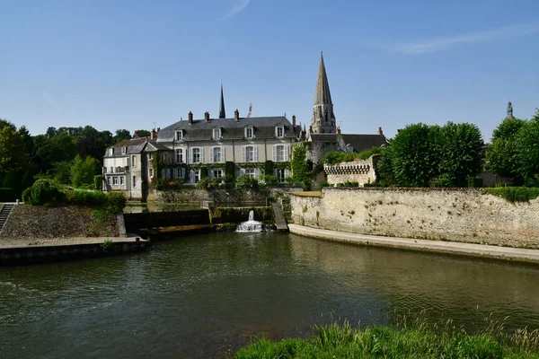 Vendome; Francia - 28 giugno 2019: la pittoresca città vecchia — Foto Stock