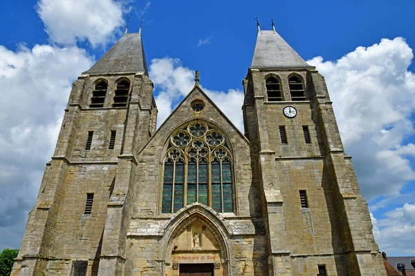 Ecouis, França - 10 de julho de 2019: a igreja colegiada construída entre — Fotografia de Stock