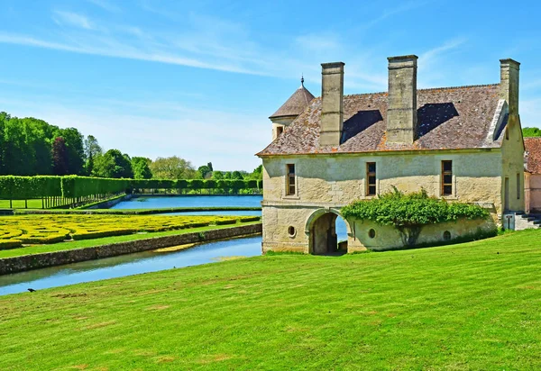 Villarceaux, Frankrike-Maj 15 2019: historiskt slott — Stockfoto