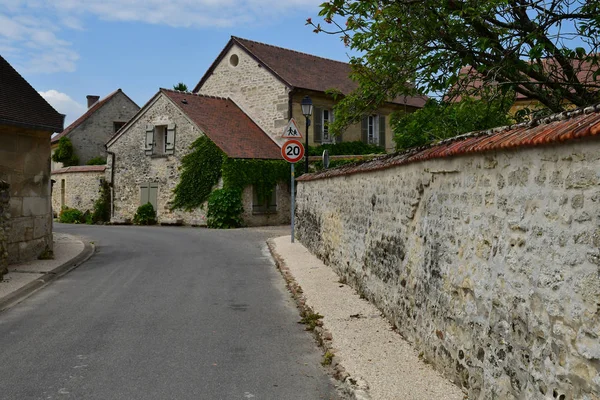 Guiry en Vexin, Francia - 24 maggio 2019: centro del paese — Foto Stock