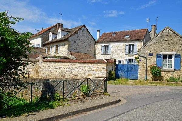 Avernes, Francia - 24 de mayo de 2019: centro del pueblo — Foto de Stock