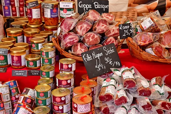 Jouy en josas; Francia - 1 de junio de 2019: el mercado de las casas rurales — Foto de Stock