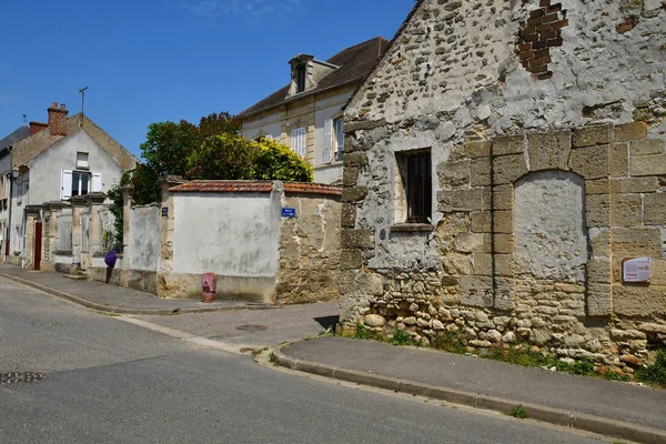 Avernes, Francia - 24 de mayo de 2019: centro del pueblo — Foto de Stock